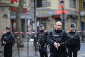 Agentes de policía aseguran el perímetro cerca del lugar donde murió abatido un hombre que supuestamente atacó una comisaría de policía en París. Foto: AP