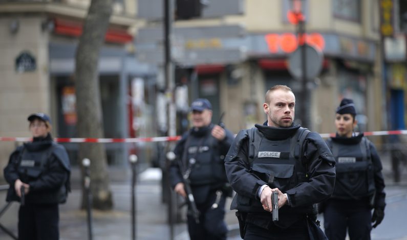 Francia: Matan a hombre que llegó con cuchillo a comisaría