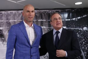 Zinedine Zidane y el presidente del Real Madrid, Florentino Perez, durante la presentación del francés como entrenador del equipo merengue. Foto: AP