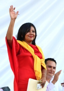 En esta fotografía del viernes 1 de enero de 2016, Gisela Mota saluda durante su ceremonia de juramentación como alcaldesa de Temixco, en el estado mexicano de Morelos. Foto: AP