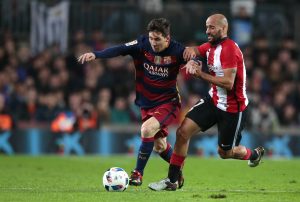 Lionel Messi (izquierda) del Barcelona disputa el balón con Beñat Etxebarría del Athletic de Bilbao en los cuartos de final de la Copa del Rey. Foto: AP