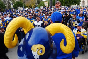 En la imagen fanáticos de los Rams se congregan en el Memorial Coliseum de Los Ángeles, para pedir que el equipo regrese a esa ciudad. Foto: AP