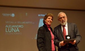 María Cristina García Cepeda, directora general del INBA entregó la Medalla Bellas Artes, al escenógrafo Alejandro Luna. Foto: Cortesía del INBA