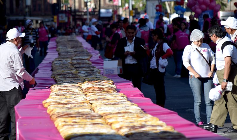 Rosca de Reyes para 200 mil personas en el Zócalo de la Ciudad de México