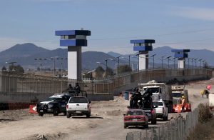 En el exterior de la cárcel del Altiplano continúan las obras de infraestructura en torno a la cárcel y hay una presencia muy discreta de fuerzas de seguridad federales. Foto: AP