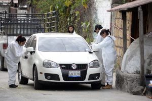 Investigadores forenses inspeccionan un automóvil afuera de la casa donde Gisela Mota fue asesinada, un día después de asumir como alcaldesa de Temixco. Foto: AP