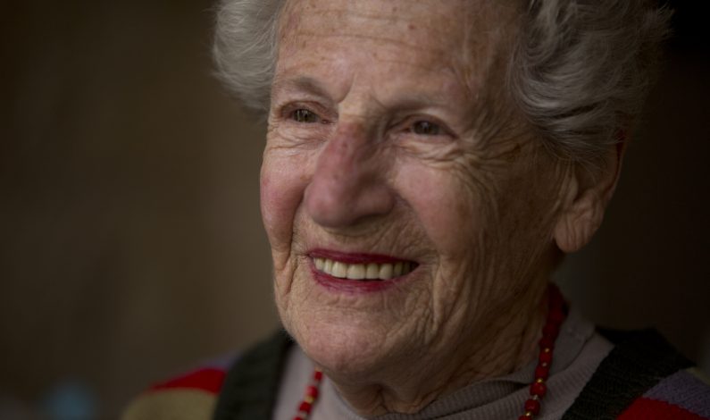 Anciana defiende a judíos que colaboraron con nazis