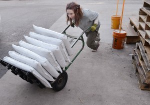 Christine Bristor, de Barnes Supply Co. empuja una carretilla cargada con productos para derretir el hielo en Durham, North Carolina. Foto: AP