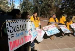 Una protesta contra las intenciones de la gobernadora de New Mexico de modificar la ley de otorgamiento de licencias de conducir se llevó a cabo frente al capitolio en Santa Fe. Foto: AP