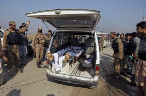 Soldados paquistaníes despejan la vía para que una ambulancia traslade el cuerpo sin vida de una víctima del asalto a la universidad Bacha Khan, en la localidad de Charsadda. Foto: AP