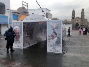 Un policía pasa cerca de imágenes del papa Francisco que anuncian la próxima visita del pontífice a Ciudad Juárez. Foto: AP