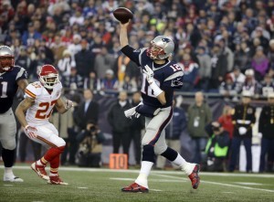 El quarterback Tom Brady (12) de los Patriots de Nueva Inglaterra lanza un pase ante el asedio de Tyvon Branch (27) de los Chiefs de Kansas City. Foto: AP