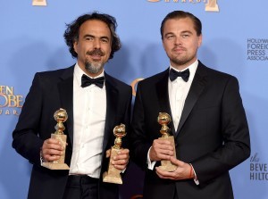 Alejandro González Iñárritu, a la izquierda, y Leonardo DiCaprio posan tras ganar los Globos de Oro al mejor director y mejor película de drama y al mejor actor de drama, respectivamente, por “The Revenant”, el domingo 10 de enero del 2016 en el Hotel Beverly Hilton en Beverly Hills, California. Foto: AP