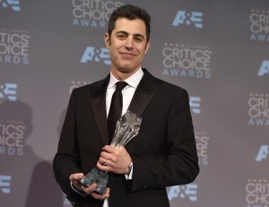 Josh Singer posa en la sala de prensa con el premio al mejor guión original por "Spotlight", premio que recibió a nombre de él mismo y Tom McCarthy. Foto: AP