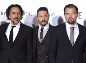 El director de la cinta Alejandro Gonzalez Iñárritu al lado de Tom Hardy y Leonardo DiCaprio. Foto: AP