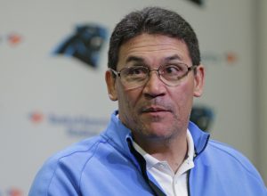 Ron Rivera, entrenador de los Panthers de Carolina. Foto: AP