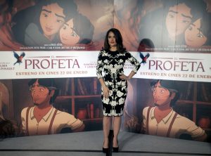 La actriz y productora mexicana Salma Hayek posa para las cámaras durante una conferencia de prensa para la promoción de la nueva película "El Profeta", en la Ciudad de México. Foto: AP