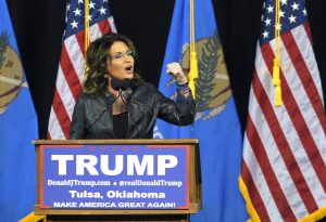 La ex candidata a la vicepresidencia por el partido republicano, Sarah Palin, habla durante un evento antes de presentar al precandidato presidencial, Donald Trump, en Tulsa, Oklahoma. Foto: AP