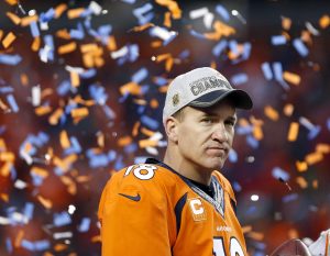 El quarterback de los Broncos de Denver participa en la presentación del trofeo del campeonato de la Conferenbcia Americana de la NFL tras la victoria sobre los Patriots de New England el domingo, 24 de enero del 2016.  (Foto AP/Joe Mahoney)