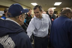 El senador Ted Cruz, republicano por Texas y aspirante a la candidatura republicana a la presidencia, estrecha la mano a un asistente en un acto de campaña en Jackson Fairgrounds, en Maquoketa, Iowa. Foto: AP