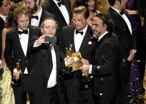 Emmanuel Lubezki, de izquierda a derecha, Leonardo DiCaprio y Alejandro G. Iñárritu se toman una selfie en el escenario tras la ceremonia de los Oscar el domingo 28 de febrero de 2016 en el Teatro Dolby en Los Angeles. (Foto Chris Pizzello/Invision/AP)