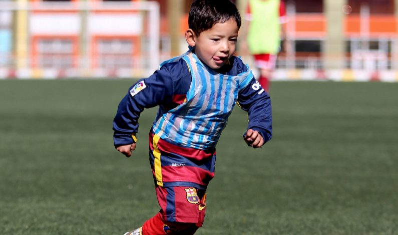 Niño afgano de 5 años podría llegar a conocer a Lionel Messi