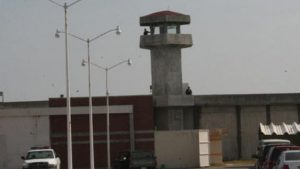 Las cárceles en México están frecuentemente sobrepobladas, y a menudo los bloques de celdas están controlados por los reos.