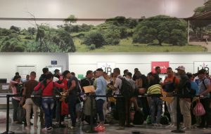 El gobierno costarricense agradeció a las autoridades mexicanas brindar la opción que permitirá agilizar la salida de los poco más de siete mil cubanos que se mantienen en su territorio desde el 13 de noviembre. Foto: AP