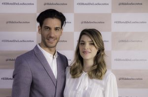 Erick Elías e Irene Azuela son los protagonistas de “El Hotel de los Secretos”. Foto: Cortesía de Televisa