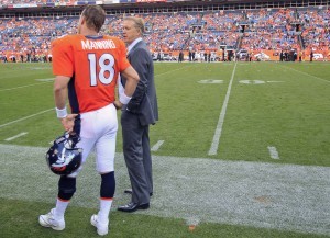 Peyton Manning (18) conversa con John Elway durante un partido de los Broncos con los Raiders en Denver el 30 de septiembre del 2012. Manning podría seguir los pasos de Elway y retirarse en la cima este fin de semana, en que los Broncos jugarán el Super Bowl con los Panthers. (AP Photo/David Zalubowski, File)
