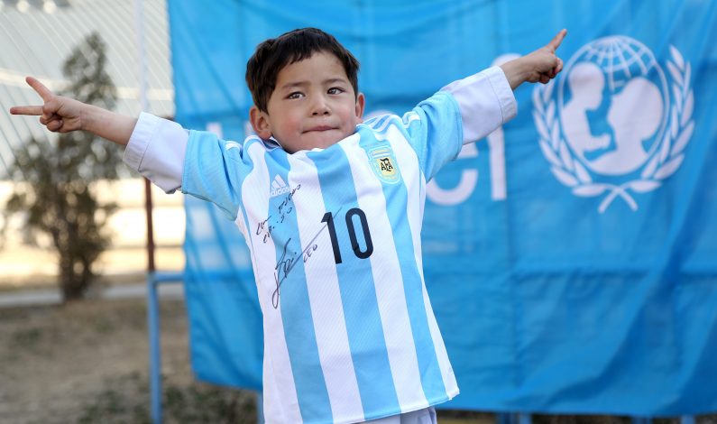 Niño con camiseta “casera” de Messi, listo para ver a ídolo