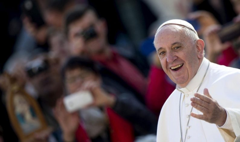 Dinero, poder y trepadores ensucian la Iglesia, advierte el Papa