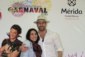 Rafael Amaya accedió a tomarse fotos con algunos de los asistentes al Carnaval de Mérida. Foto: Cortesía