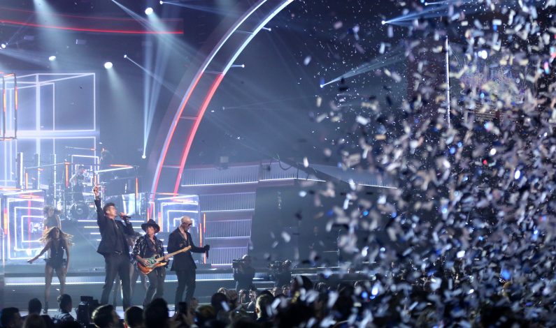 Natalia Lafourcade y Pitbull comparten premio Grammy