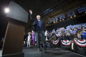El precandidato presidencial demócrata, Bernie Sanders, Senador independiente de Vermont, saluda al público durante un acto de campaña en el Centro Whittemore de la Universidad de New Hampshire el lunes 8 de febrero de 2016 en Durham, New Hampshire. (Foto AP/John Minchillo)