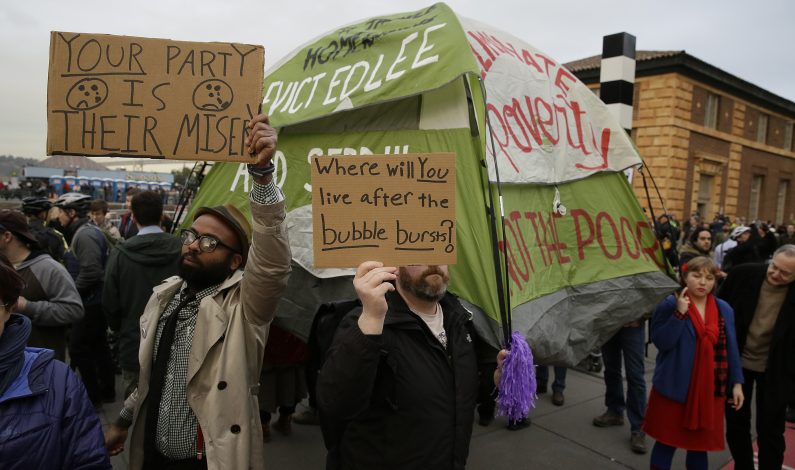 Protestan por el retiro de indigentes de zona del Super Bowl
