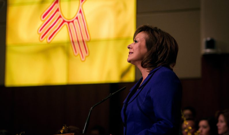 Gobernadora de New Mexico logra un cambio a ley de licencias