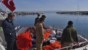 Miembros de las fuerzas turcas miran a los cuerpos de algunos migrantes que se ahogaron tratando de llegar a Grecia en un puerto en la ciudad costera de Dikili, cerca de Izmir, Turquía, el lunes 8 de febrero de 2016.  (AP Foto)