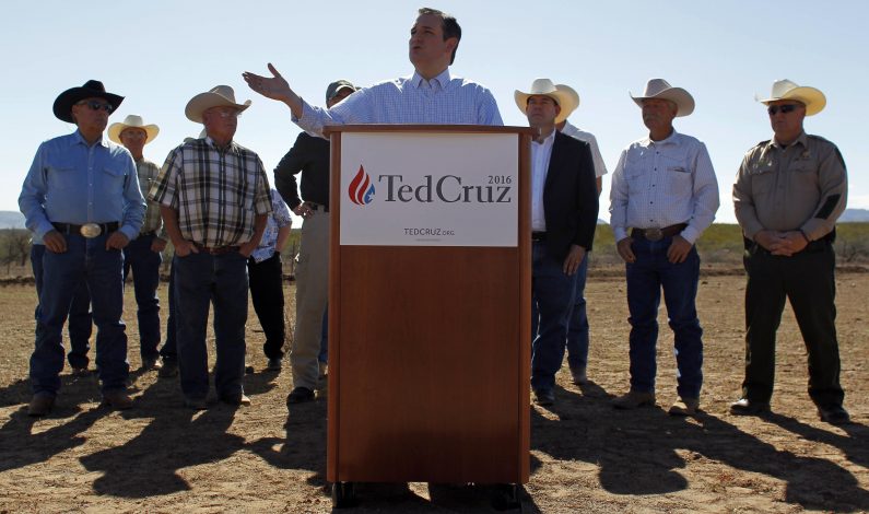 Ted Cruz visita la frontera de Arizona con México