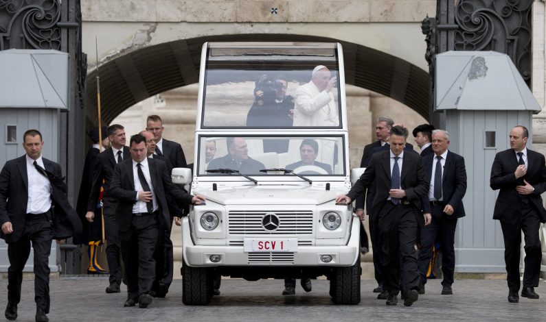 El papa reza por las víctimas de Bruselas