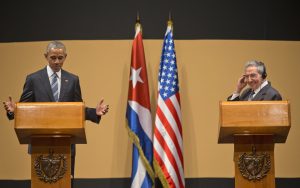 El presidente cubano Raúl Castro sonríe mientras escucha a su par de Estados Unidos Barack Obama durante una conferencia de prensa conjunta en el Palacio de la Revolución en La Habana, el lunes 21 de marzo de 2016. (Foto AP/Pablo Martinez Monsivais)