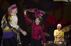 En esta foto del 20 de febrero del 2016, Mick Jagger, Keith Richards, a la izquierda, y Charlie Watts, de los Rolling Stones, durante un concierto de la banda en Rio de Janeiro, Brasil, como parte de su gira por Latinoamérica. El jueves los Stones se presentaron en Bogotá, Colombia, donde los acompañó en el escenario el rockero Juanes. (AP Foto/Leo Correa, Archivo)
