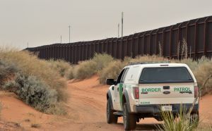 ARCHIVO - En esta imagen del 4 de enero de 2016, un agente de fronteras maneja junto a la cerca en la frontera entre Estados Unidos y México, en Santa Teresa, Nuevo México. (AP Foto/Russell Contreras)