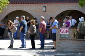 Personas hacen fila para votar en las primarias presidenciales de Arizona, el martes 22 de marzo de 2016 en Gilbert, Arizona. (Foto AP/Matt York)