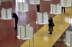 Electores participan en las votaciones primarias del Supermartes, en Massachusetts, el martes 1 de marzo de 2016. Este martes hay elecciones primarias en más de una decena de estados, una jornada electoral conocida como Supermartes y que ayudará a definir la carrera presidencial en EEUU. (Foto AP/Elise Amendola)