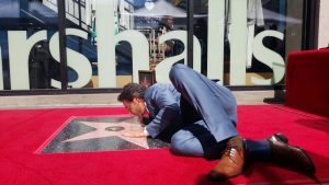 Eugenio se emocionó profundamante al develar su Estrella en el Paseod e la fama de Hollywood. Foto: Cortesía Natalia Feregrino Eugenio Derbez TV