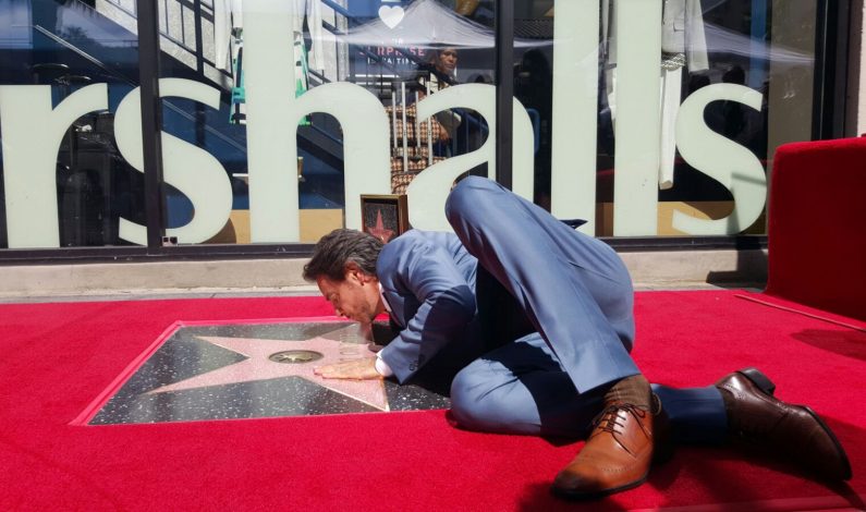 Devela Eugenio Derbez su Estrella en el Paseo de la Fama de Hollywood