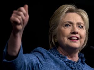 HIlary Clinton, aspirante a la candidatura demócrata a la presidencia de EEUU, durante un acto electoral en el centro de convenciones Palm Beach County en West Palm Beach, Florida, el martes 15 de marzo de  2016. (AP Foto/Carolyn Kaster)
