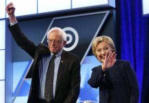 Los precandidatos presidenciales demócratas, Hillary Clinton y Bernie Sanders, antes del comienzo del debate demócrata de Univisión y Washington-Post en la Universidad Miami-Dade, el miércoles 9 de marzo de 2016 en Miami. (Foto AP/Wilfredo Lee)