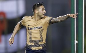 El jugador de Pumas, Ismael Sosa, festeja un gol contra Olimpia por la Copa Libertadores el martes, 1 de marzo de 2016, en Asunción. (AP Photo/Jorge Saenz)